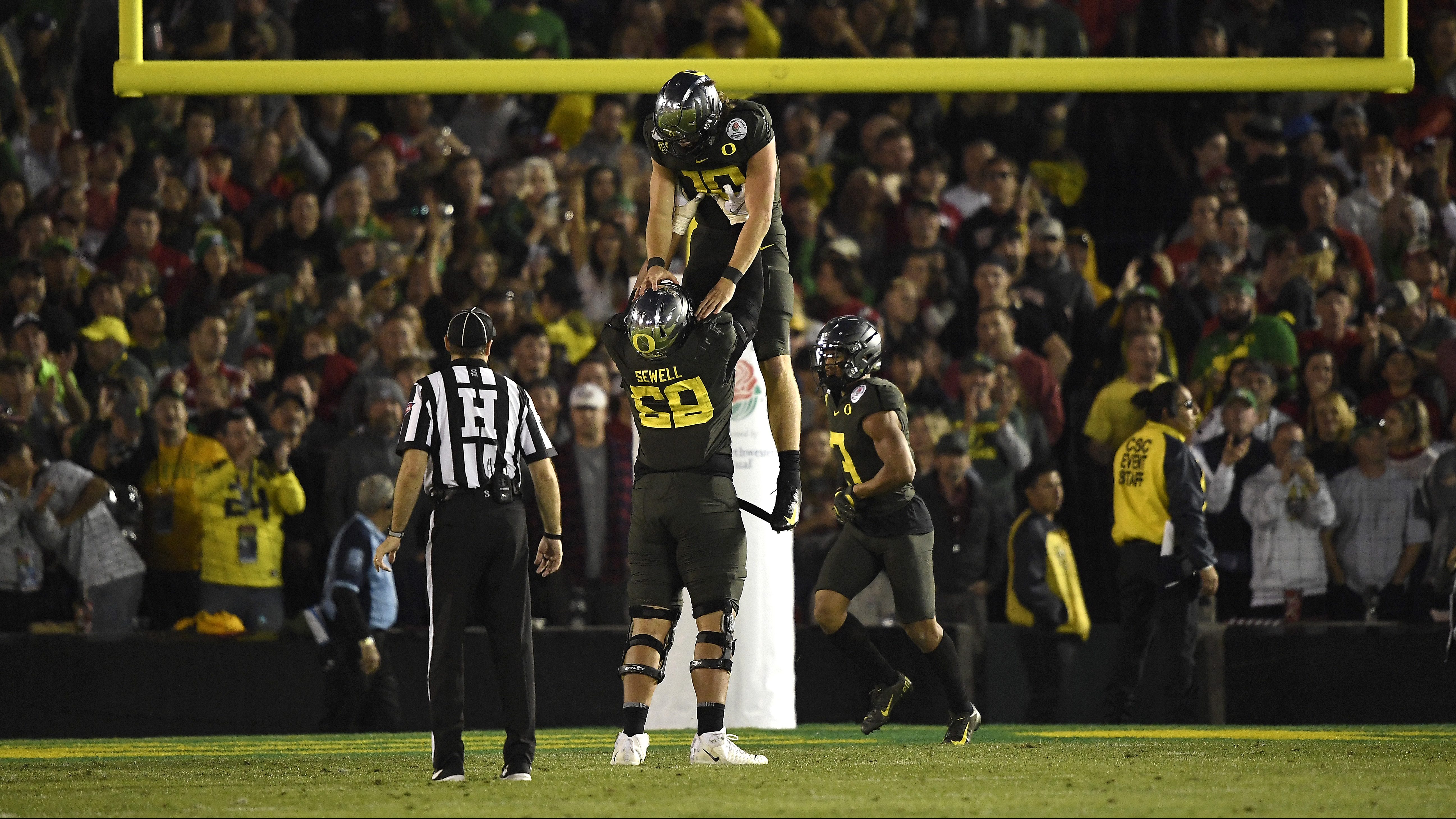 Detroit Lions' Penei Sewell shows off athleticism with catch: 'Could be a  Hall of Fame TE'