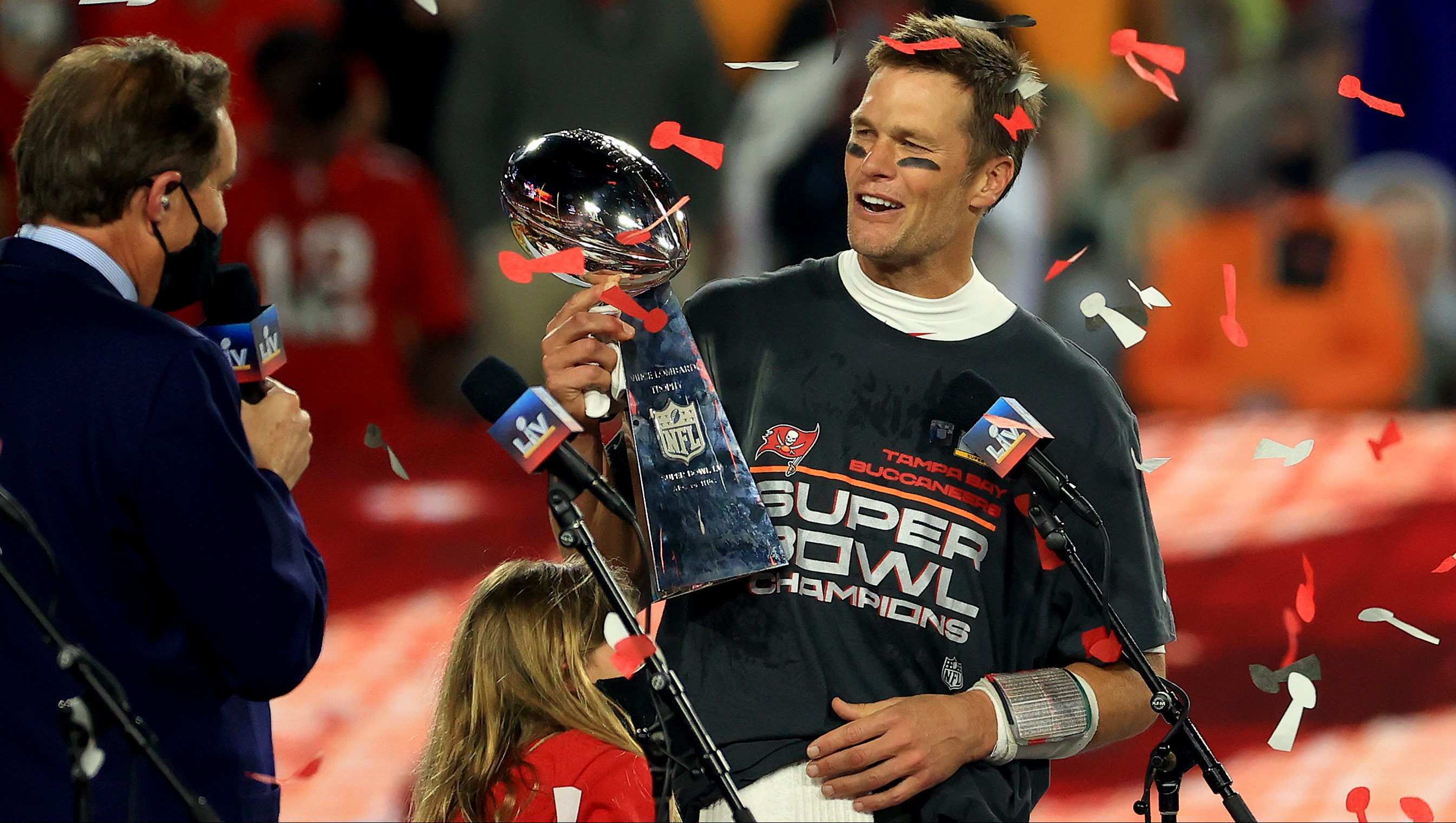 Tom Brady tosses Lombardi Trophy to teammates during Super Bowl LV