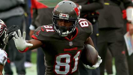 Bucs’ Antonio Brown Works Out on Airplane [Watch]