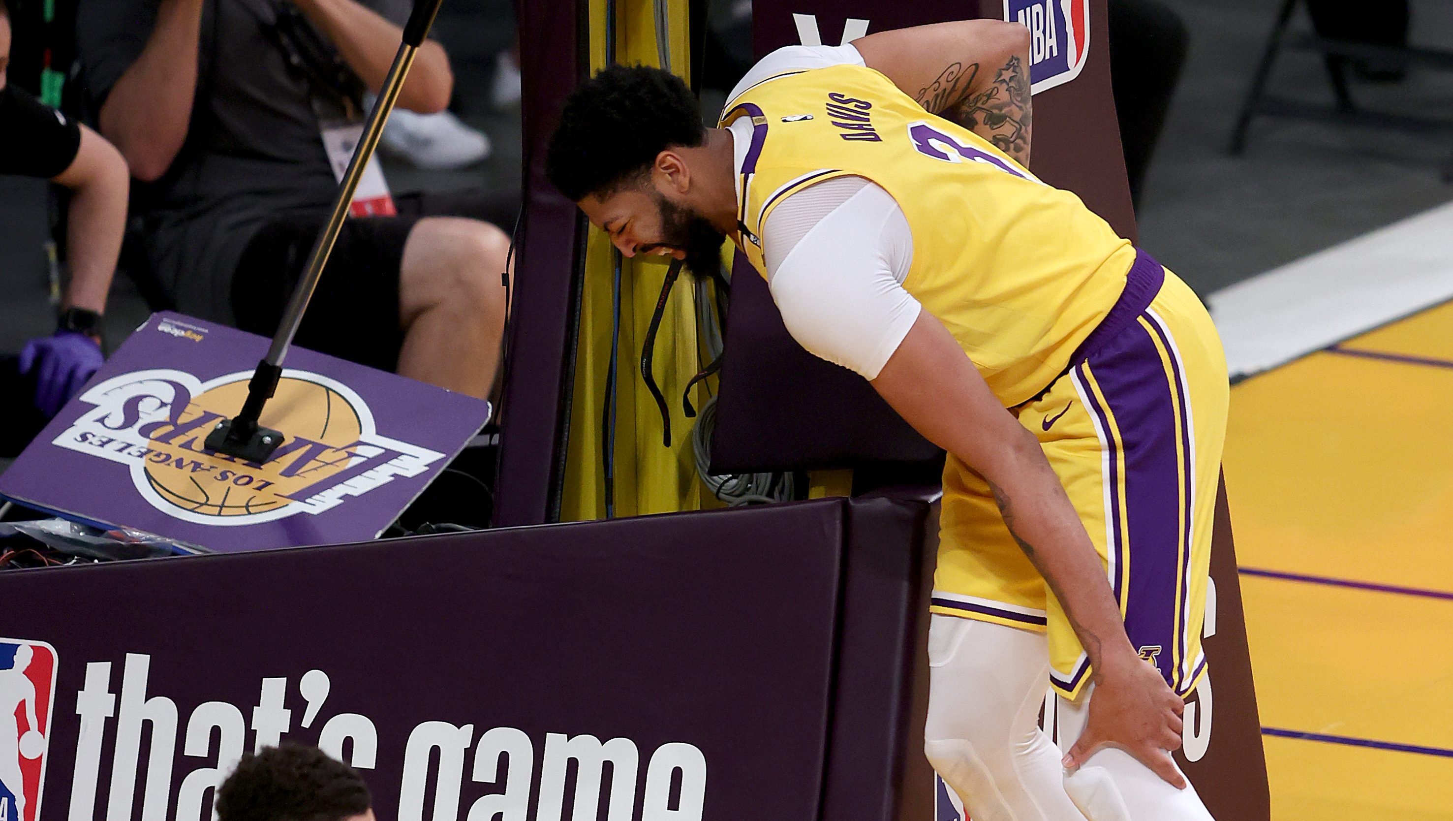 Lakers' Anthony Davis Injured Against Suns On Scary Play