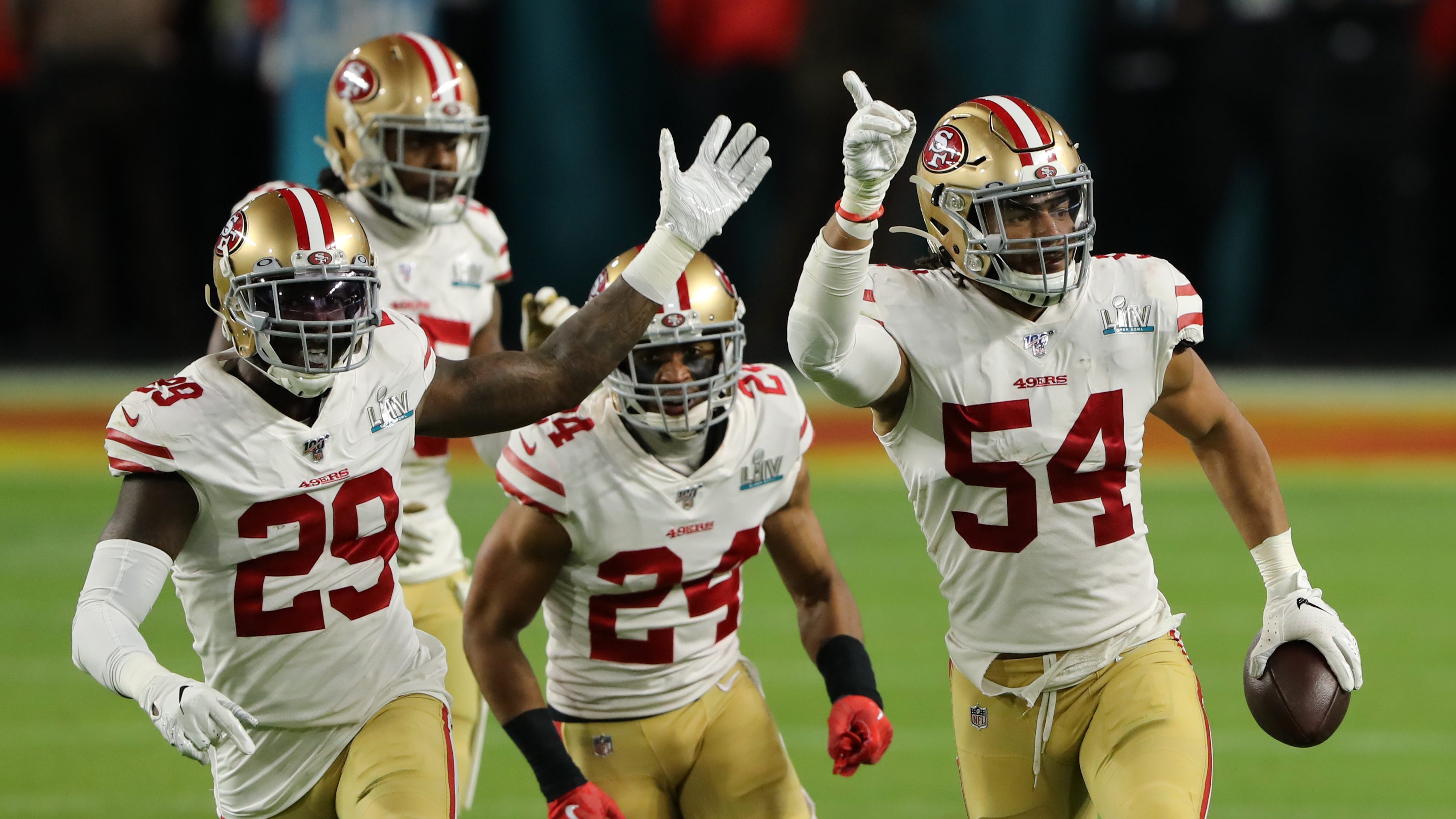 San Francisco 49ers linebacker Fred Warner (54) defends during an