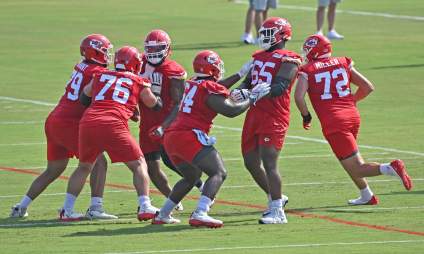 Chiefs Trade Versatile Lineman to Patriots for Draft Pick: Report