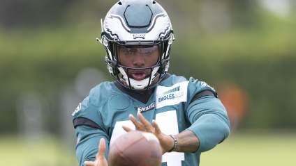 ‘Best Hands in the Room’: Eagles Rookie Rising Up Depth Chart