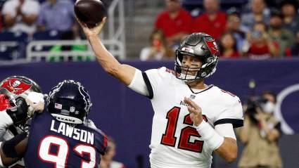 Tom Brady Gives Gift to Young Buccaneers Fan