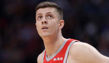 Clippers Sign Former Cavs, Rockets Big Man: Report