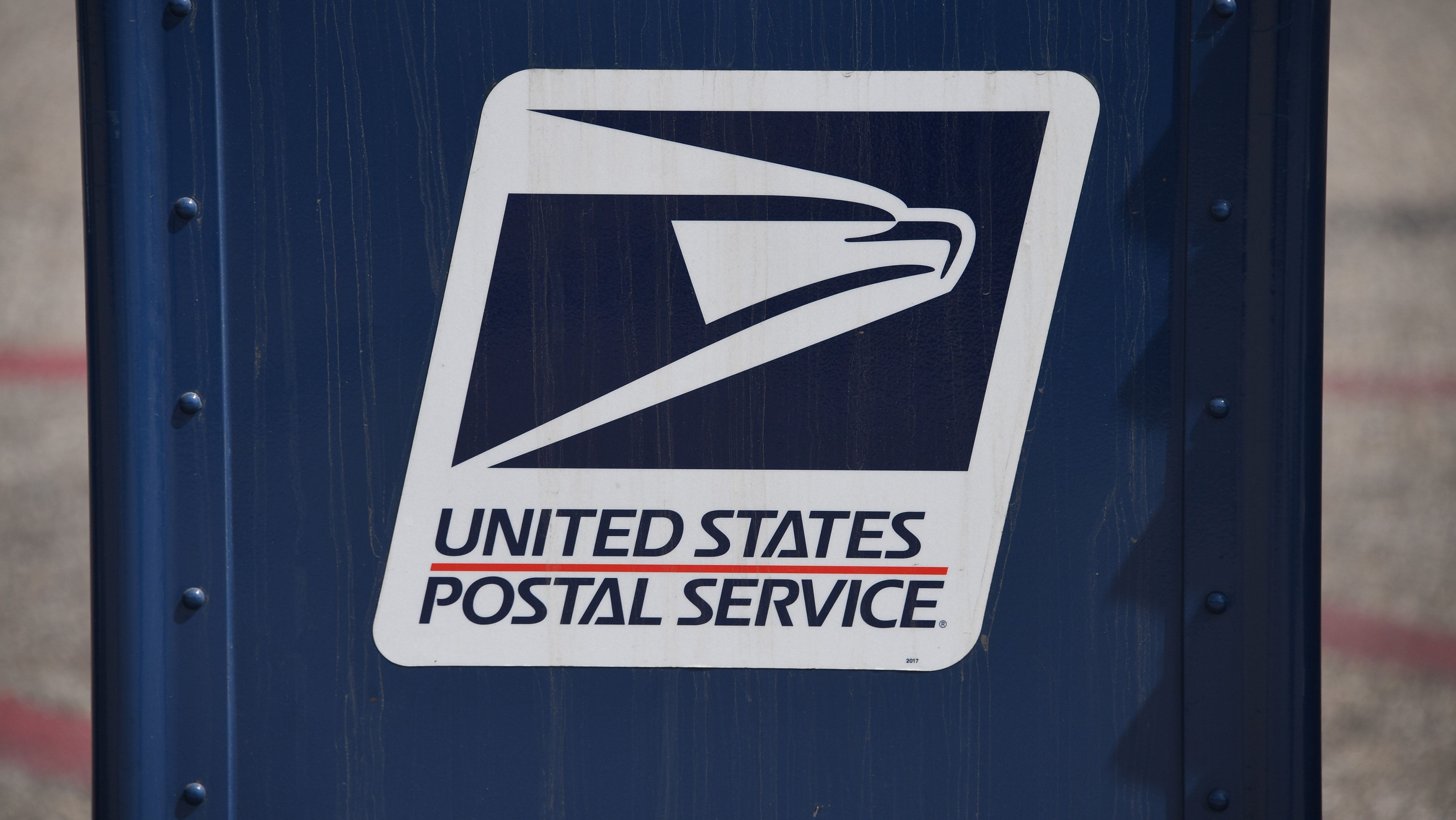 Is Regular Mail Delivered On Christmas Eve 2021