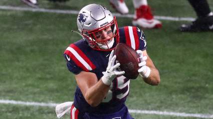 Seahawks Sign Ex-Patriots Starting Tight End, Linked to Cornerbacks