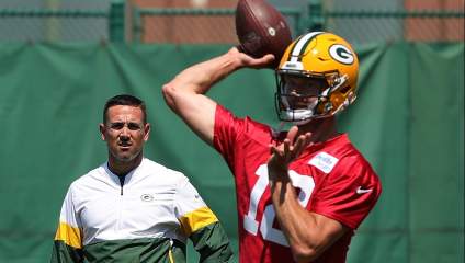 Bears Try Out 3 Free Agent QBs Amid Injury Issues : Report