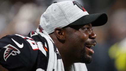 Falcons RB Mike Davis Drawing Attention on Twitter [LOOK]