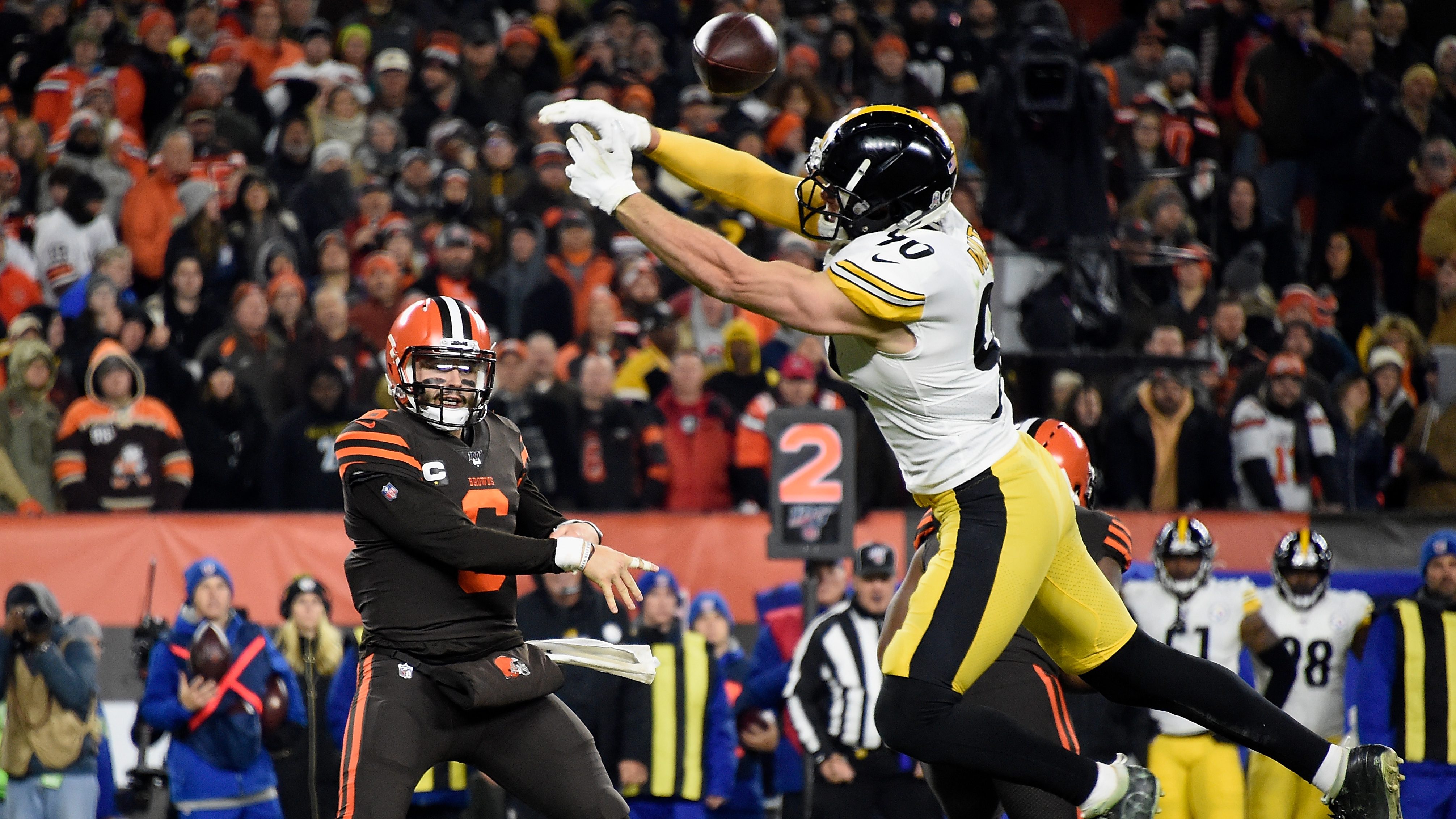 Cleveland Browns all-time great quarterback Bernie Kosar breaks a News  Photo - Getty Images