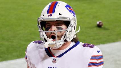 Photo of Bills TE Flipping Off QB Josh Allen Mid-Throw Goes Viral