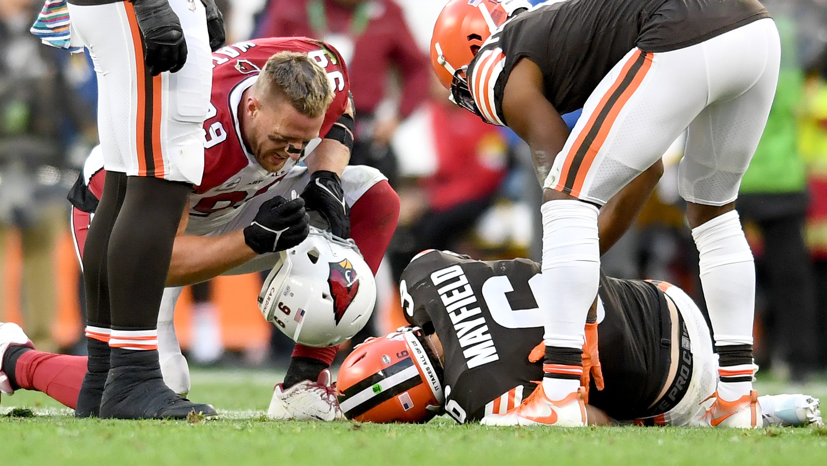 Browns QB Baker Mayfield Injures Shoulder Against Cardinals