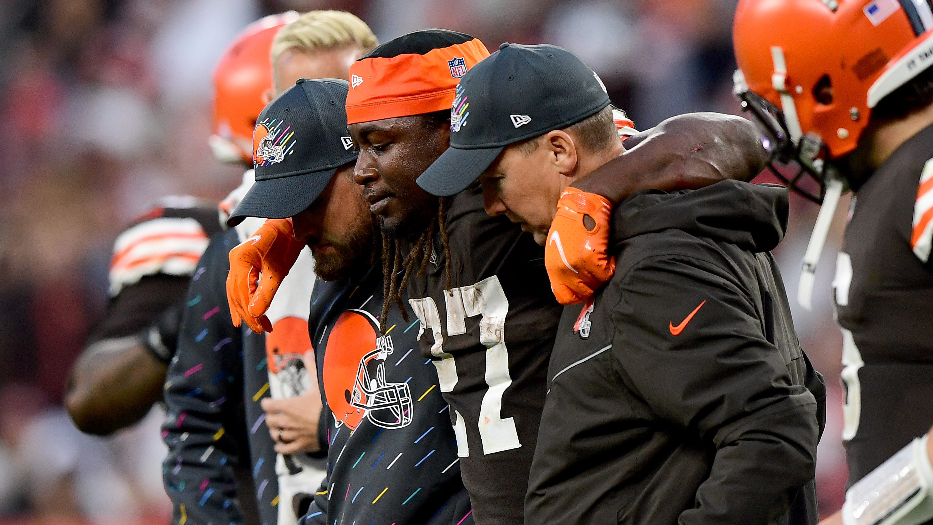 Browns Star Kareem Hunt Carted to Locker Room With Injury