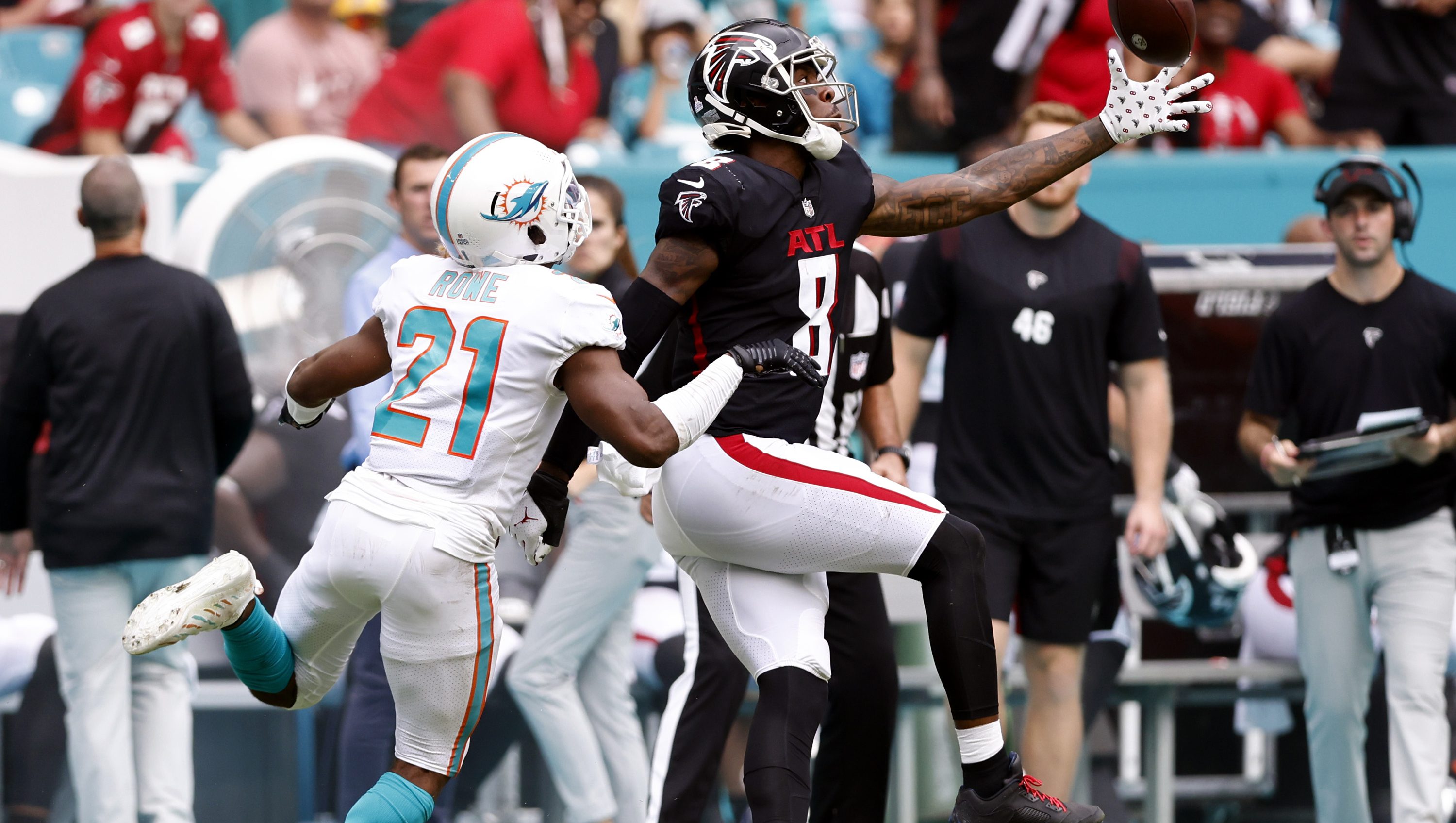 Atlanta Falcons tight end Kyle Pitts (8) plays against the Detroit