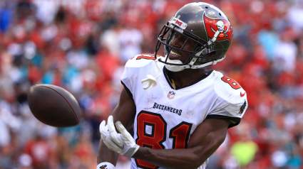 Buccaneers’ Antonio Brown Gives Back to Community for Thanksgiving