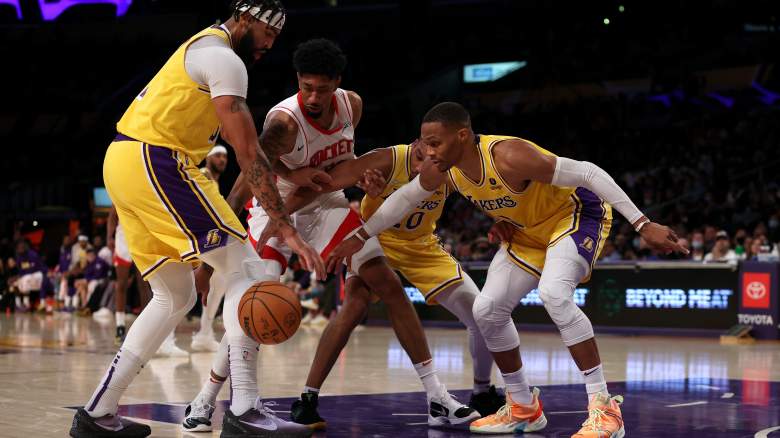 The Lakers held off the Rockets despite a refereeing error.