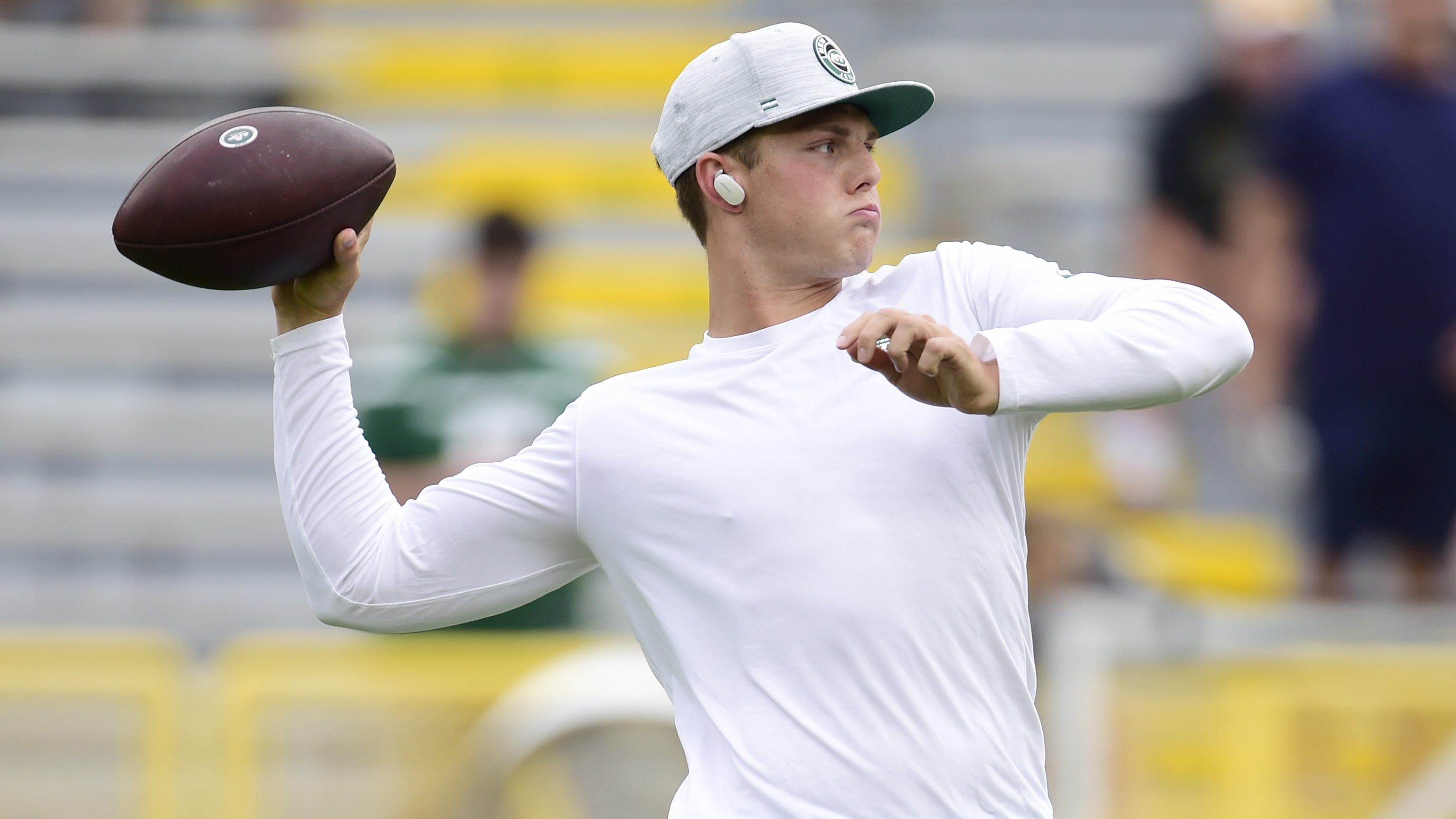 Quarterback Vinny Testaverde of the New York Jets sports a hat in News  Photo - Getty Images