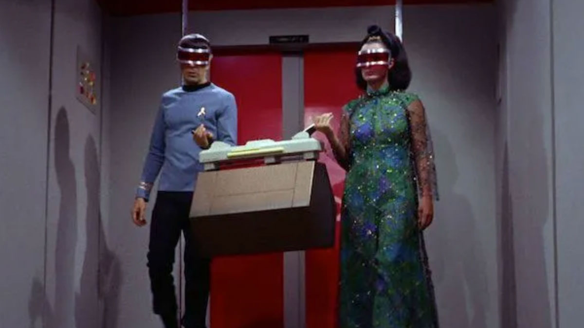 Nimoy and Muldar in “Is There in Truth No Beauty?”