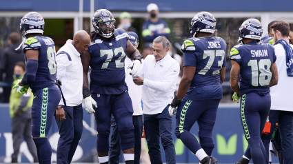 Seahawks Rule Out Starting Tackle, 3 Other Players for Texans Game