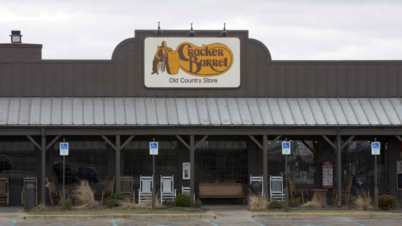 Cracker Barrel Christmas Eve and Day 2021 Hours and Specials | Heavy.com