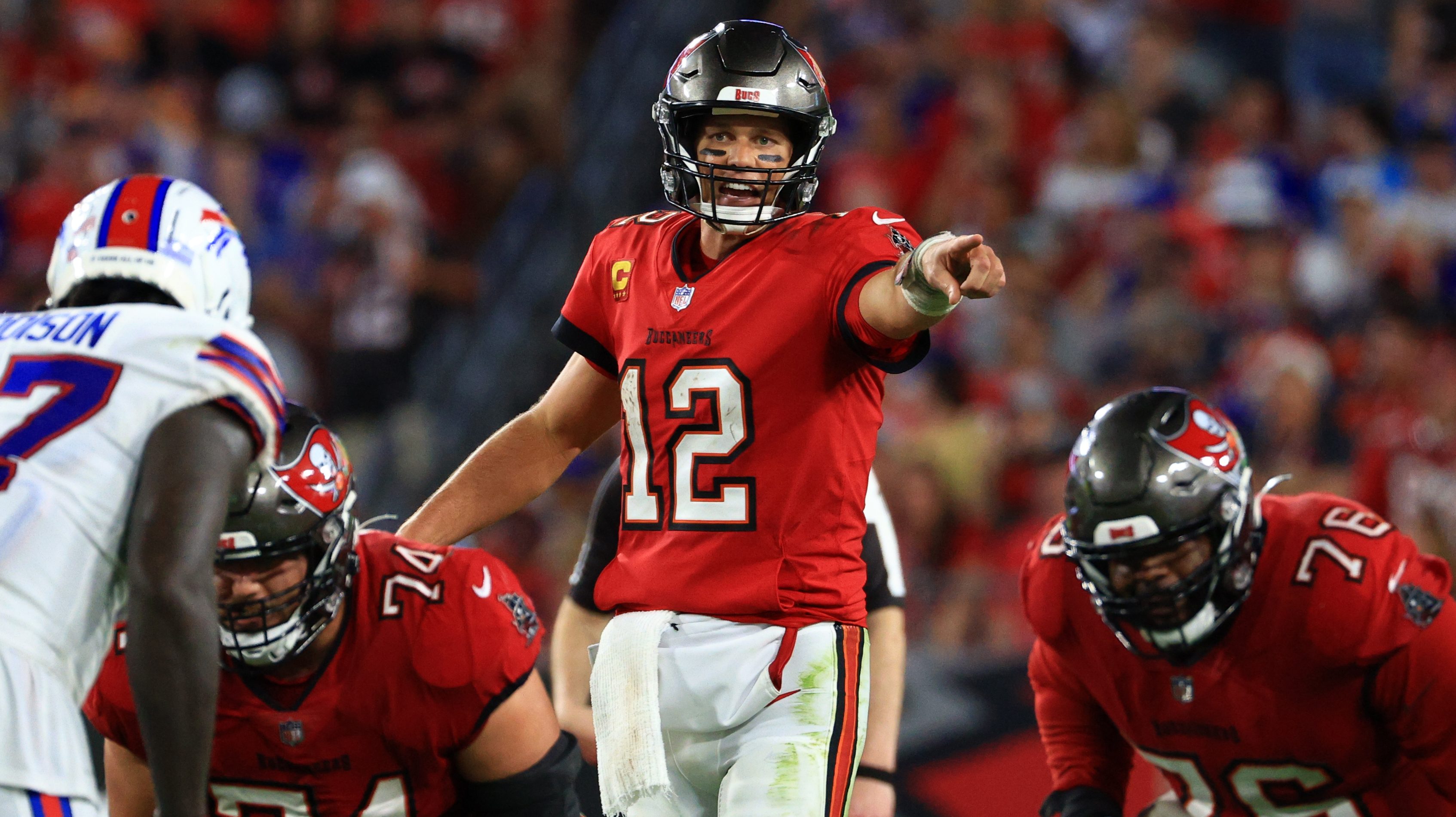 Bucs reward fan who gave back Tom Brady's 600th-TD ball with