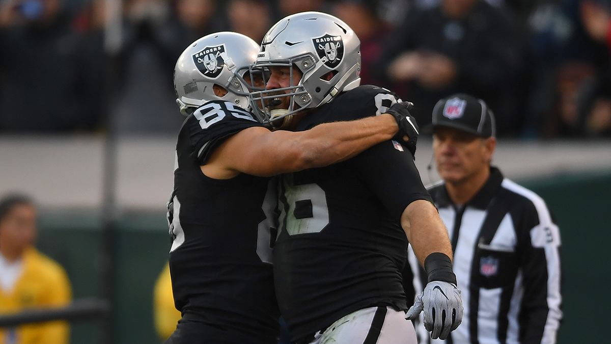 Raiders release tight end Lee Smith