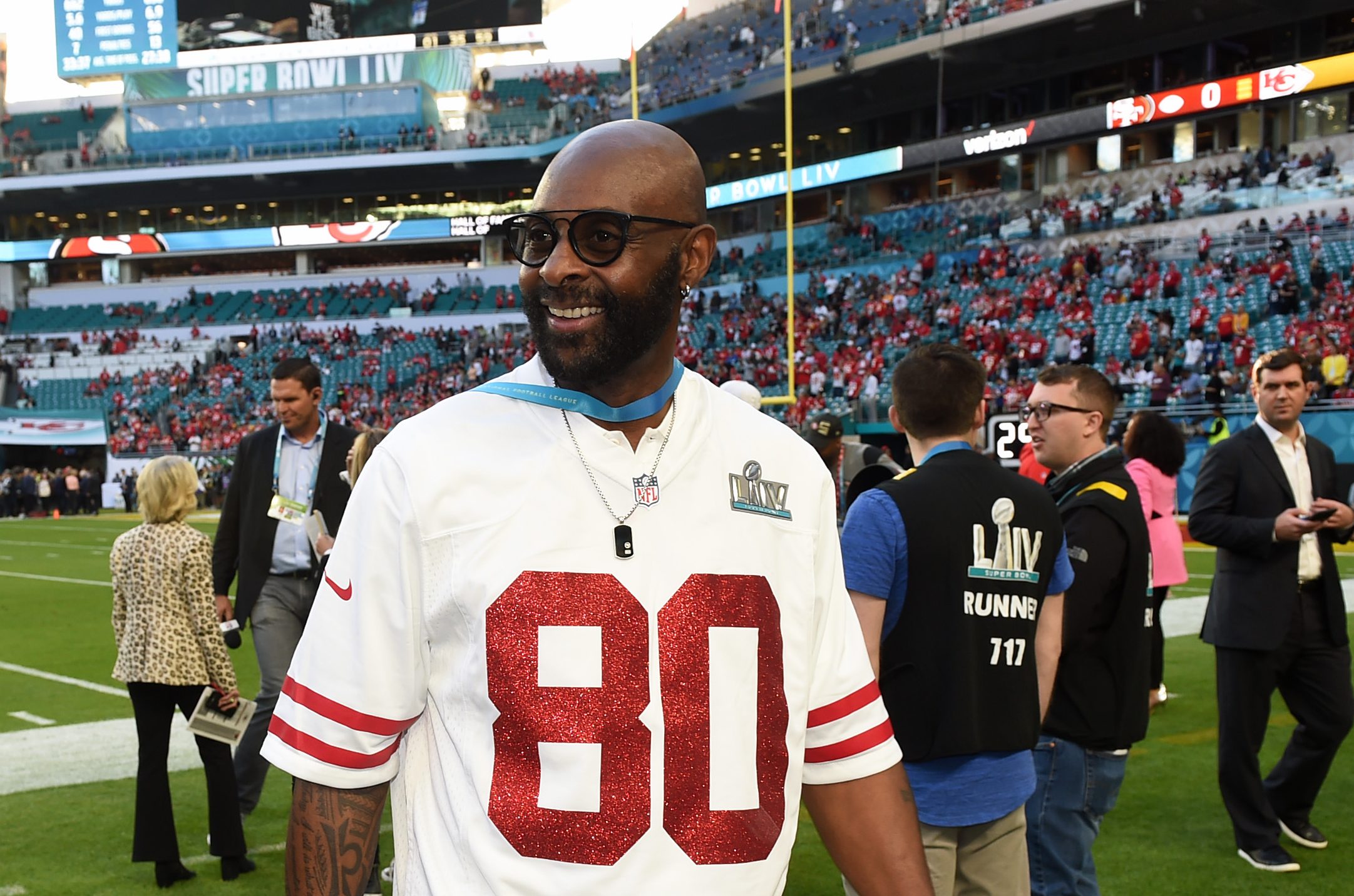 49ers legend Jerry Rice looks ready to take the field again as he