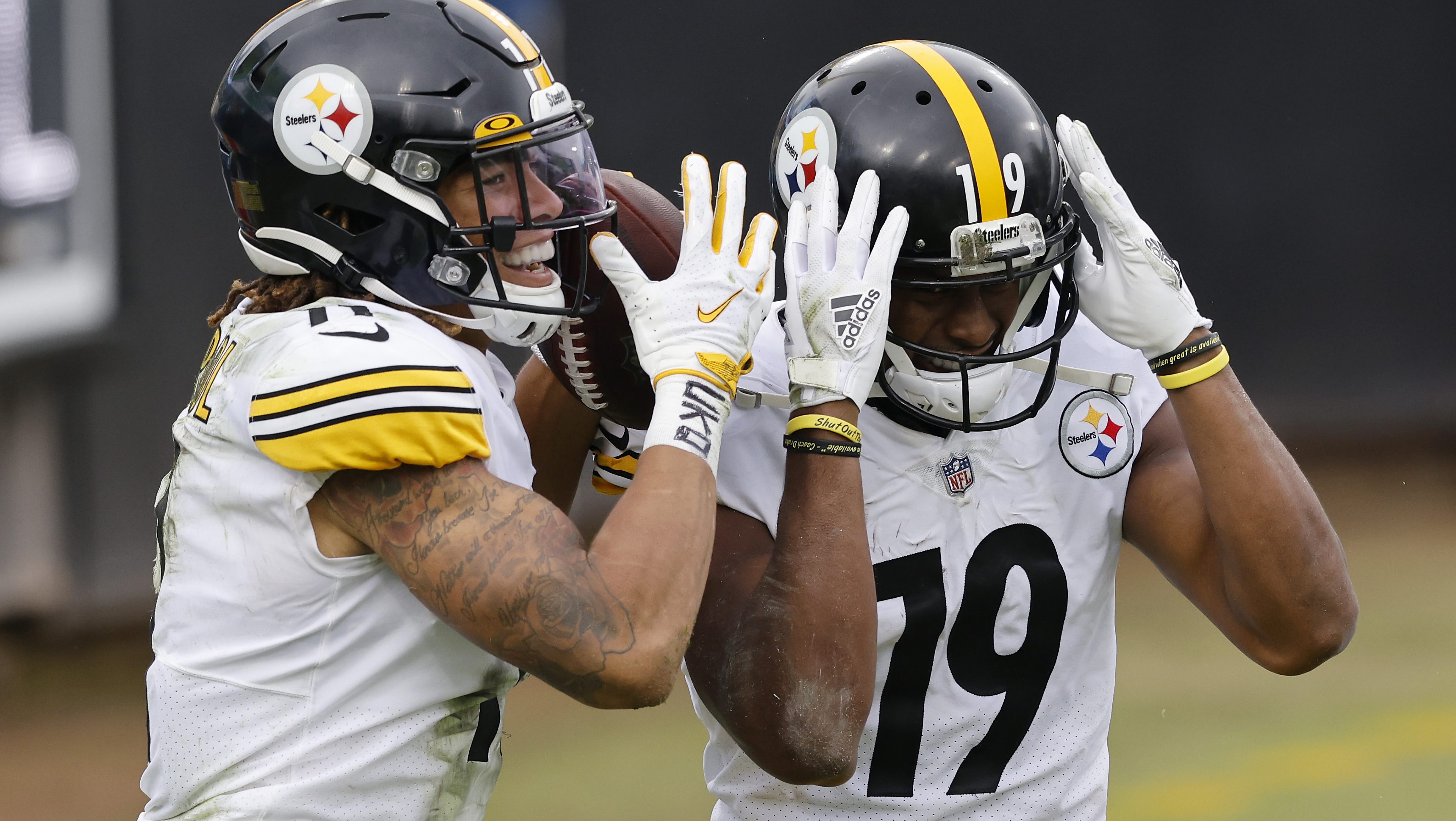 Wide receiver JuJu Smith-Schuster of the Pittsburgh Steelers dives  Nachrichtenfoto - Getty Images