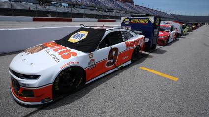 Hooters Unveils Chase Elliott’s 2022 Scheme