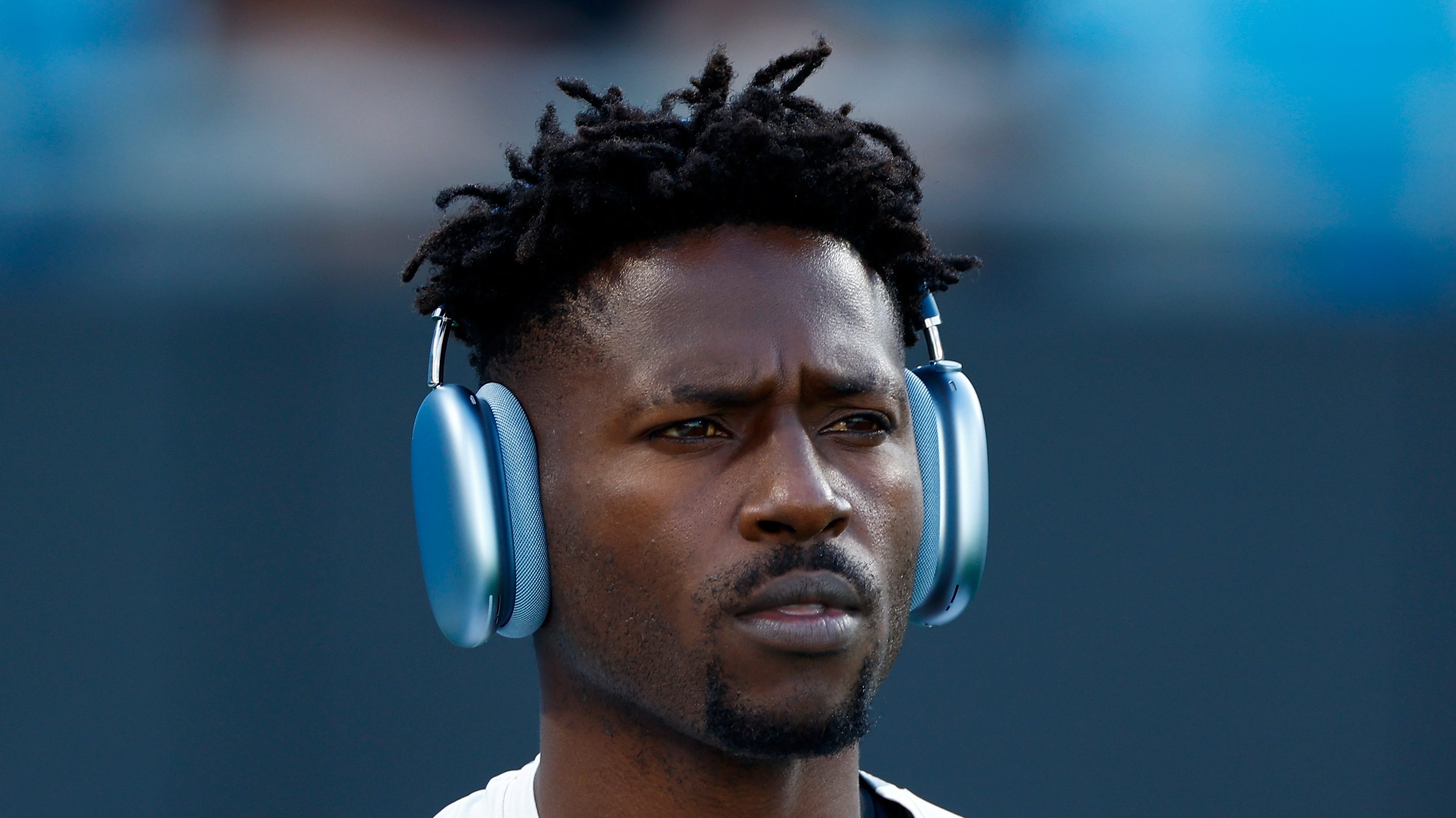 Bucs WR Antonio Brown Ripped Off His Jersey, Threw Gloves Into The Crowd,  And Ran Off The Field In Bizarre Mid-Game Meltdown