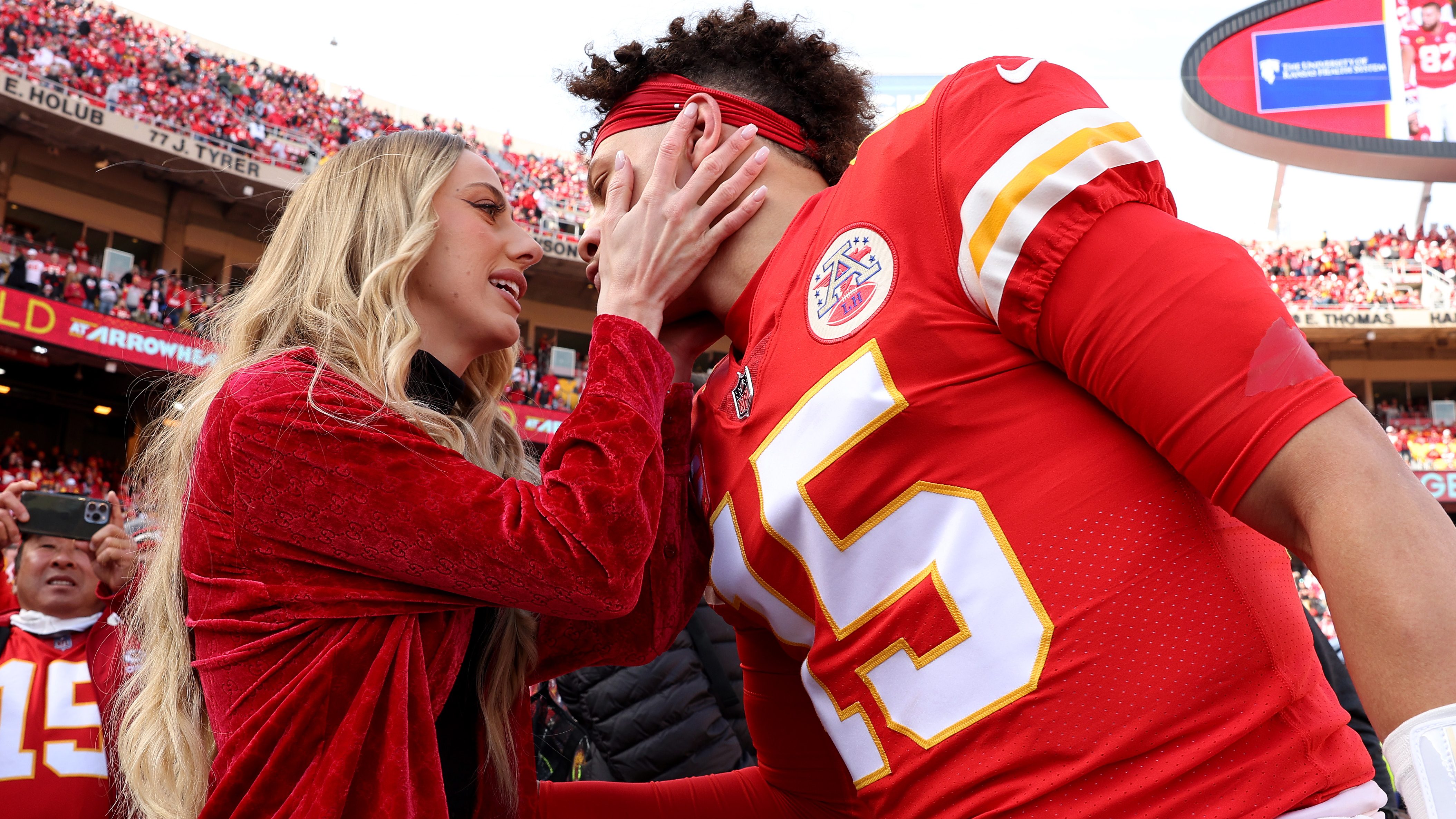 Patrick Mahomes' Daughter, Wife Brittany Kiss Him at Super Bowl: Photo