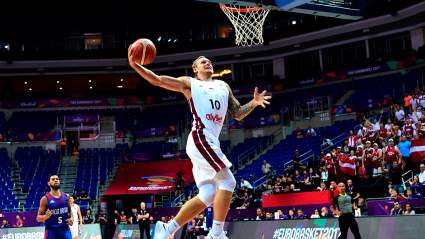 Proposed Trade Unloads Lakers Big Man for Rights to Overseas Star