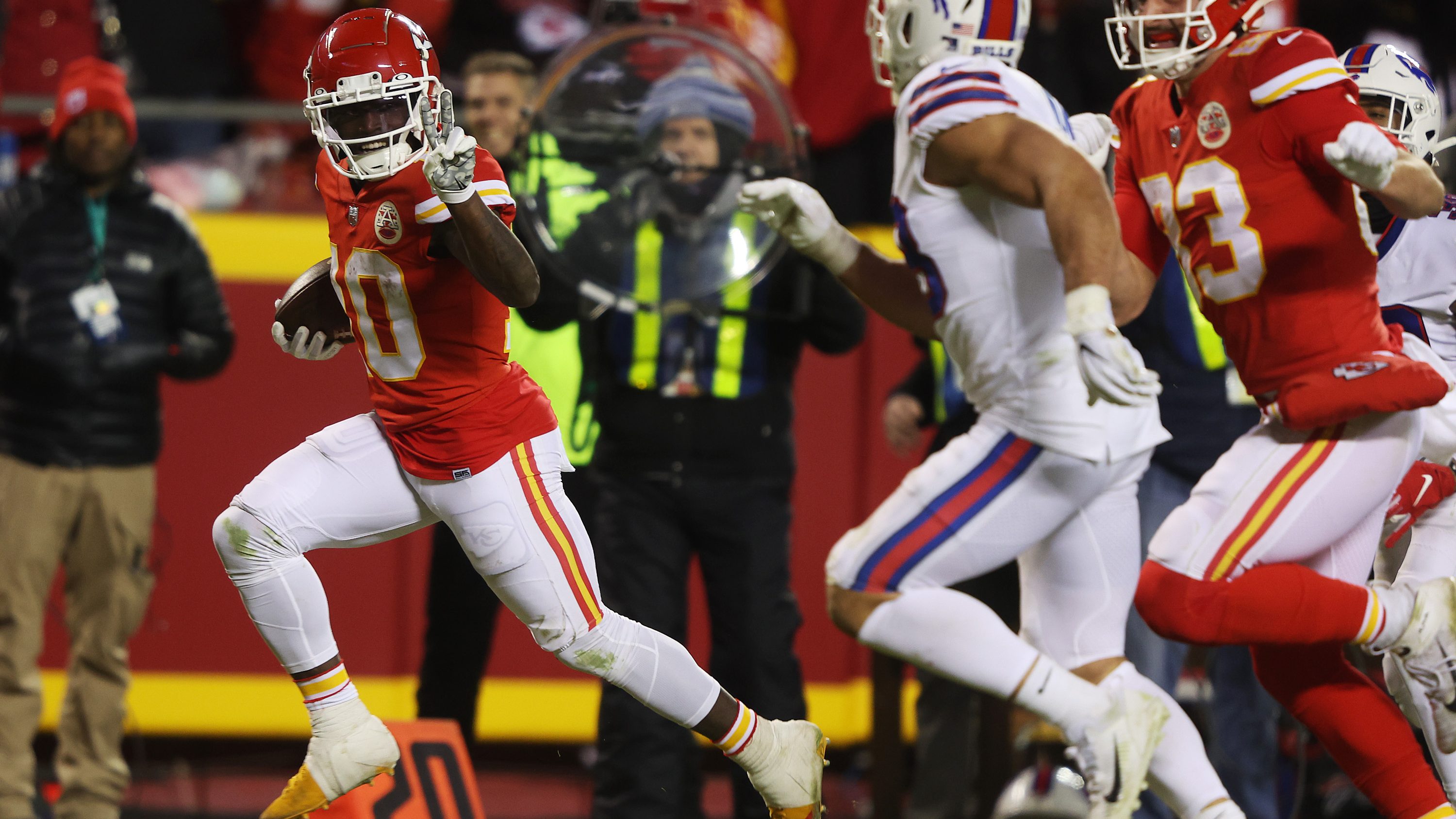 Stadium view of Tyreek Hill's pom pom celebration : r/KansasCityChiefs