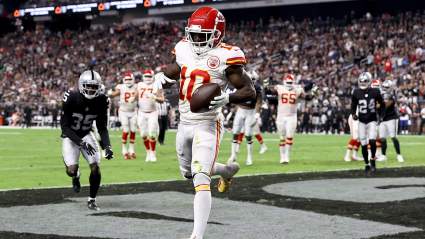 Raiders’ Derek Carr, Maxx Crosby React to Blockbuster Tyreek Hill Trade