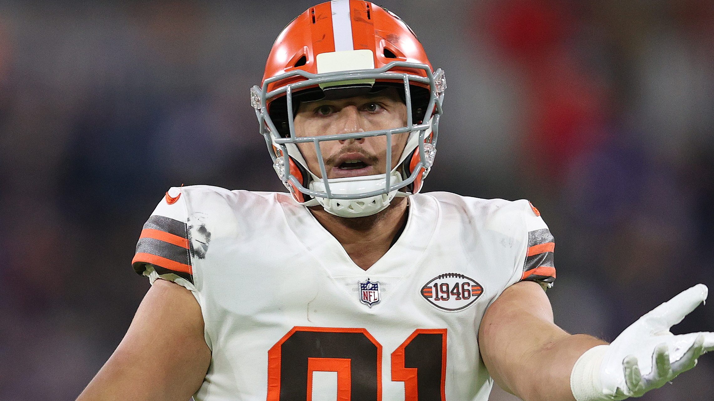 Cleveland Browns tight end Austin Hooper (81) runs with the ball during an  NFL football game against the Arizona Cardinals, Sunday, Oct. 17, 2021, in  Cleveland. (AP Photo/Kirk Irwin Stock Photo - Alamy