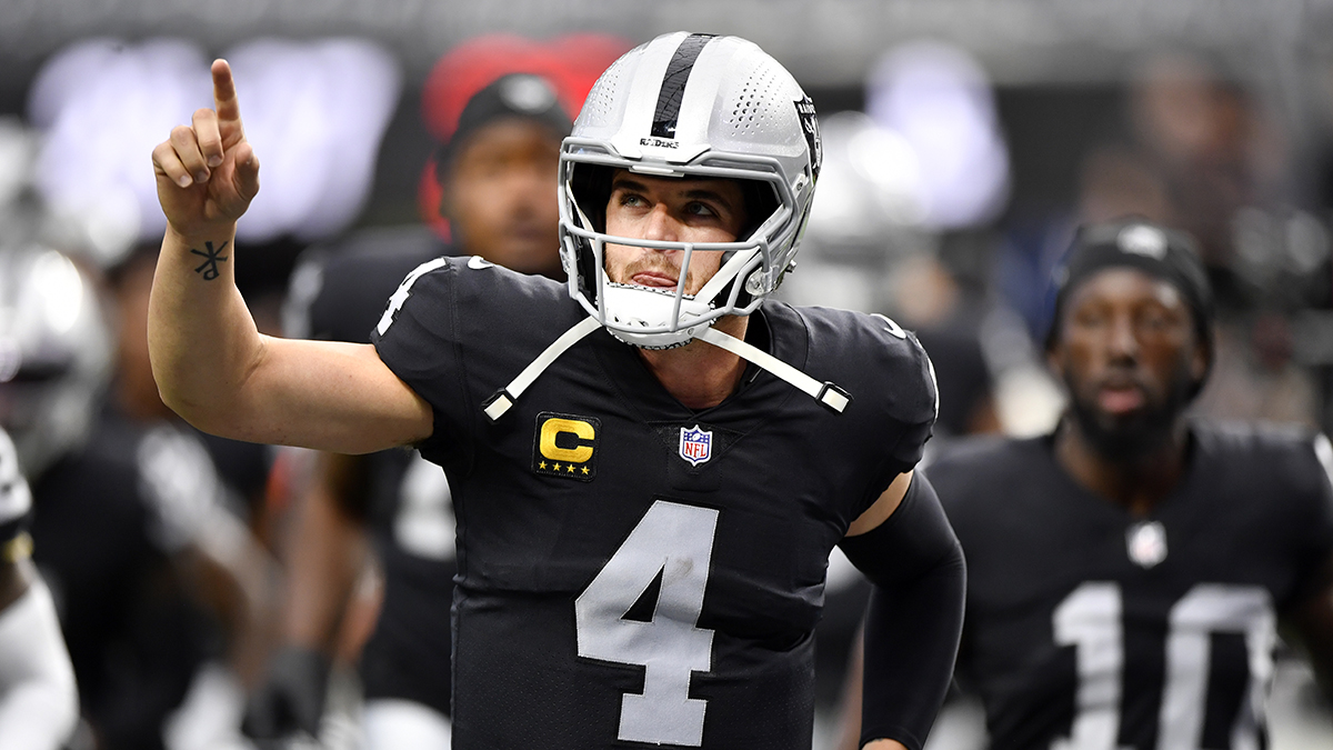 Derek Carr Appears To Recruit Ex-Raider Jon Feliciano