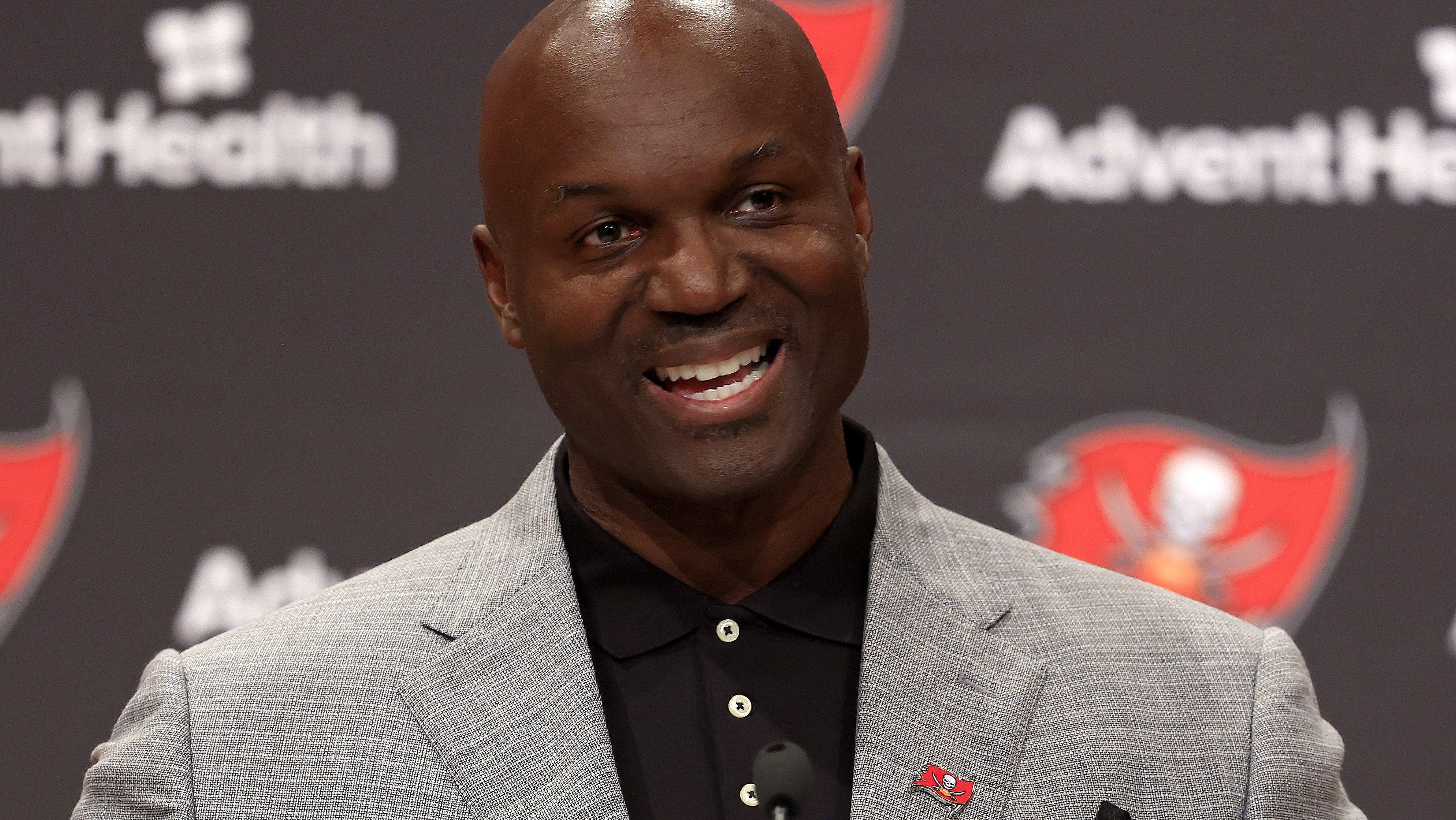 Buccaneers coach sounds off on contract difficulties with Devin White