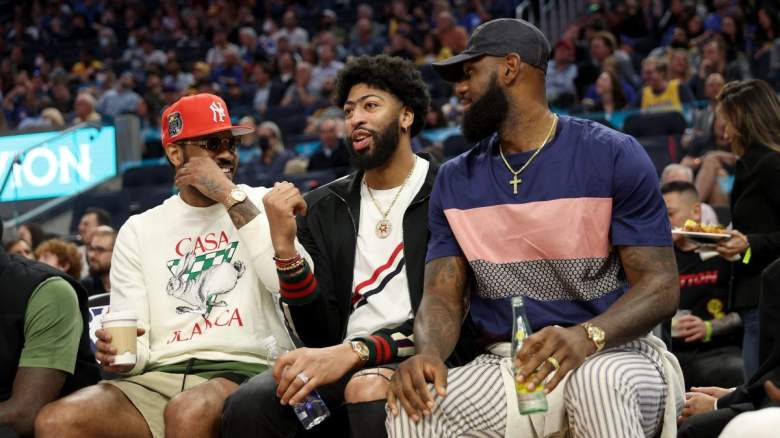 Lakers star Anthony Davis talks to LeBron James and Carmelo Anthony