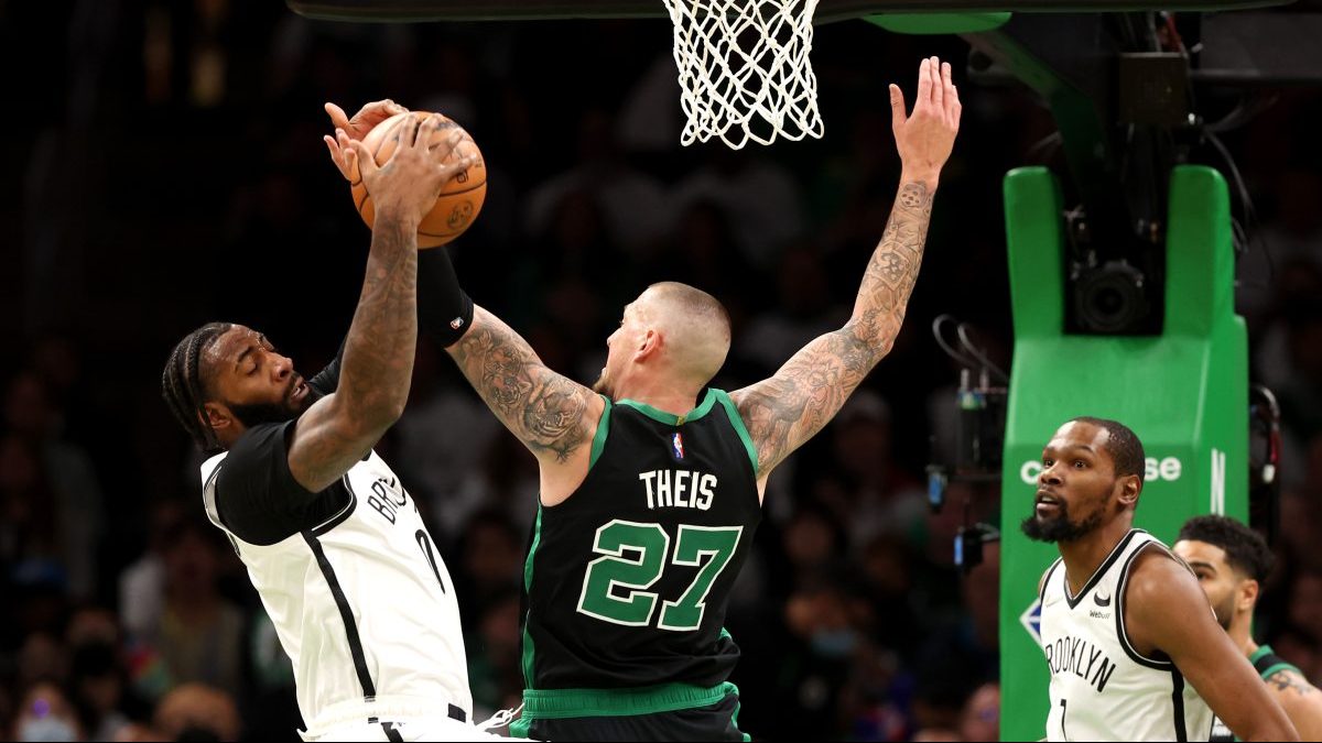Philadelphia 76ers Charles Barkley during game vs Boston Celtics at News  Photo - Getty Images