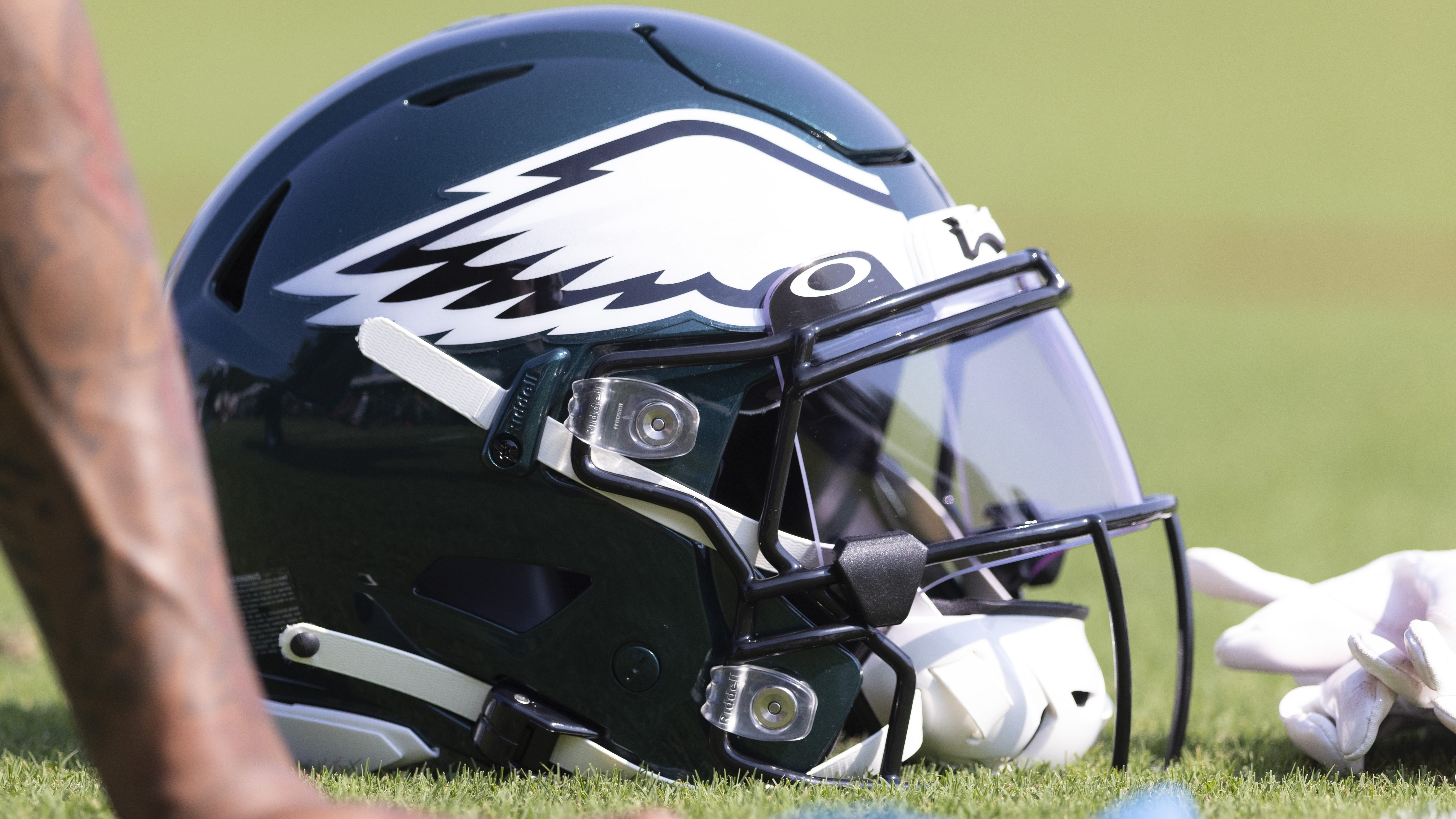 Eagles unveil alternate black helmet for 2022 season