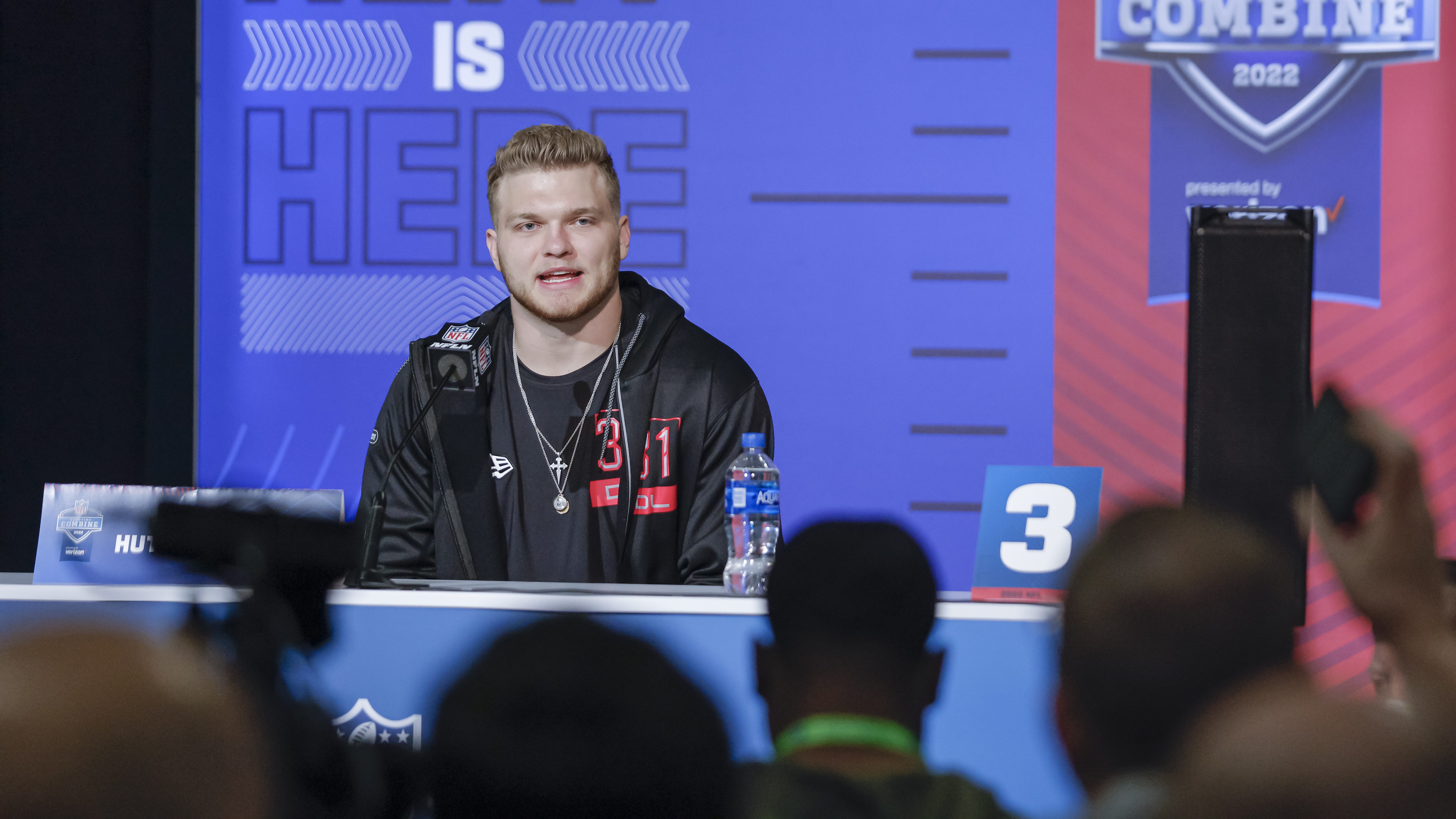 Aidan Hutchinson signs his rookie contract with the Lions