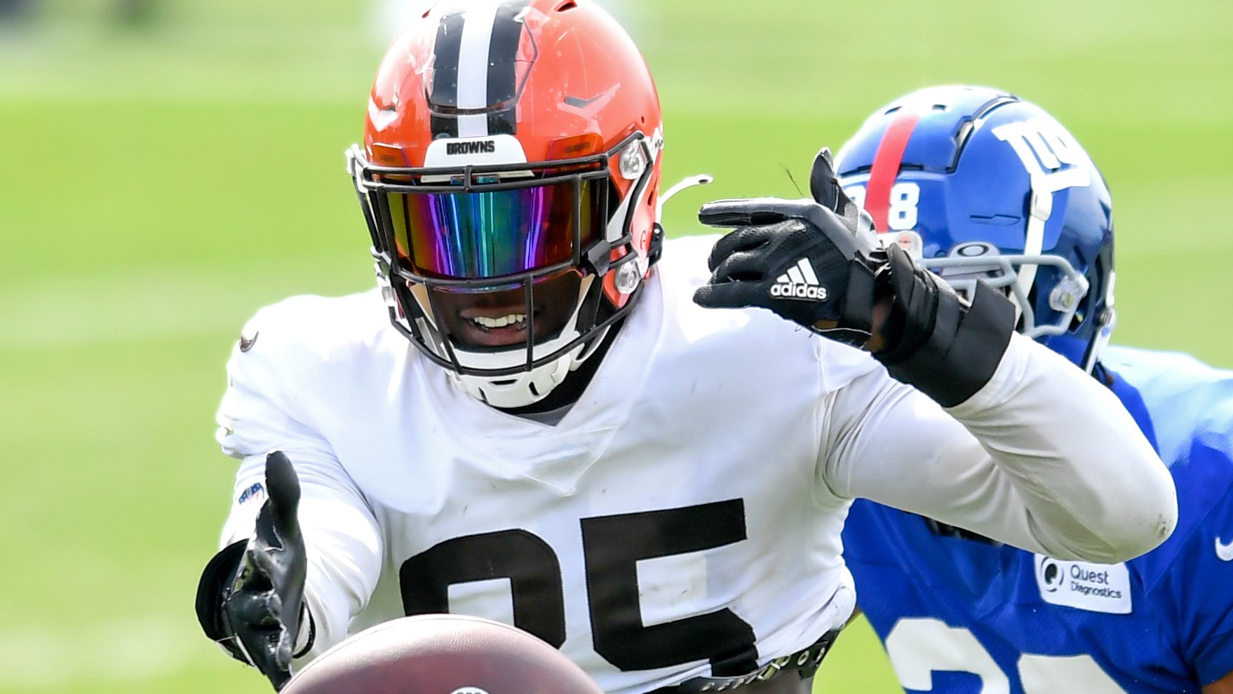 Browns Give Huge Extension to Tight End David Njoku, Topping Mark Andrews