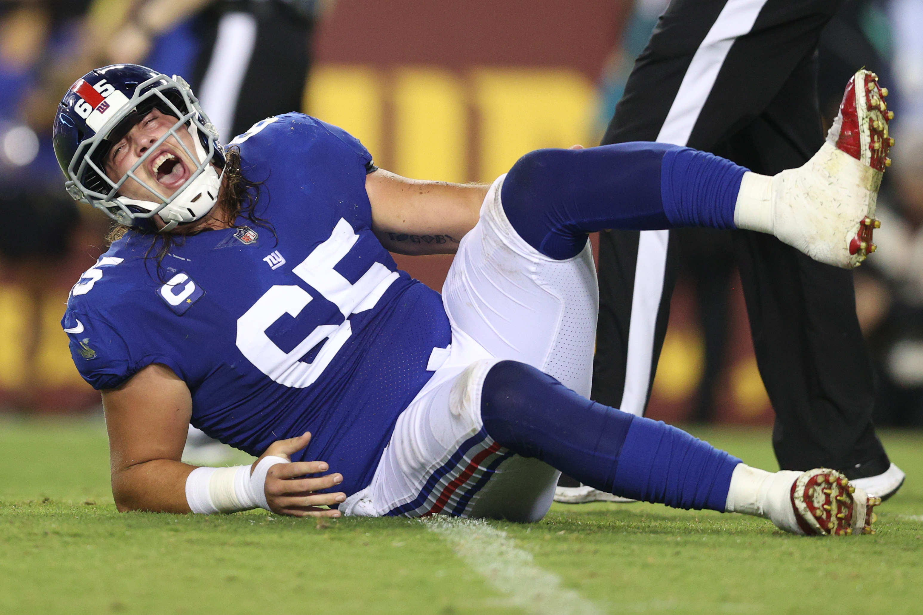 New York Giants center Nick Gates (65) warms up with teammates