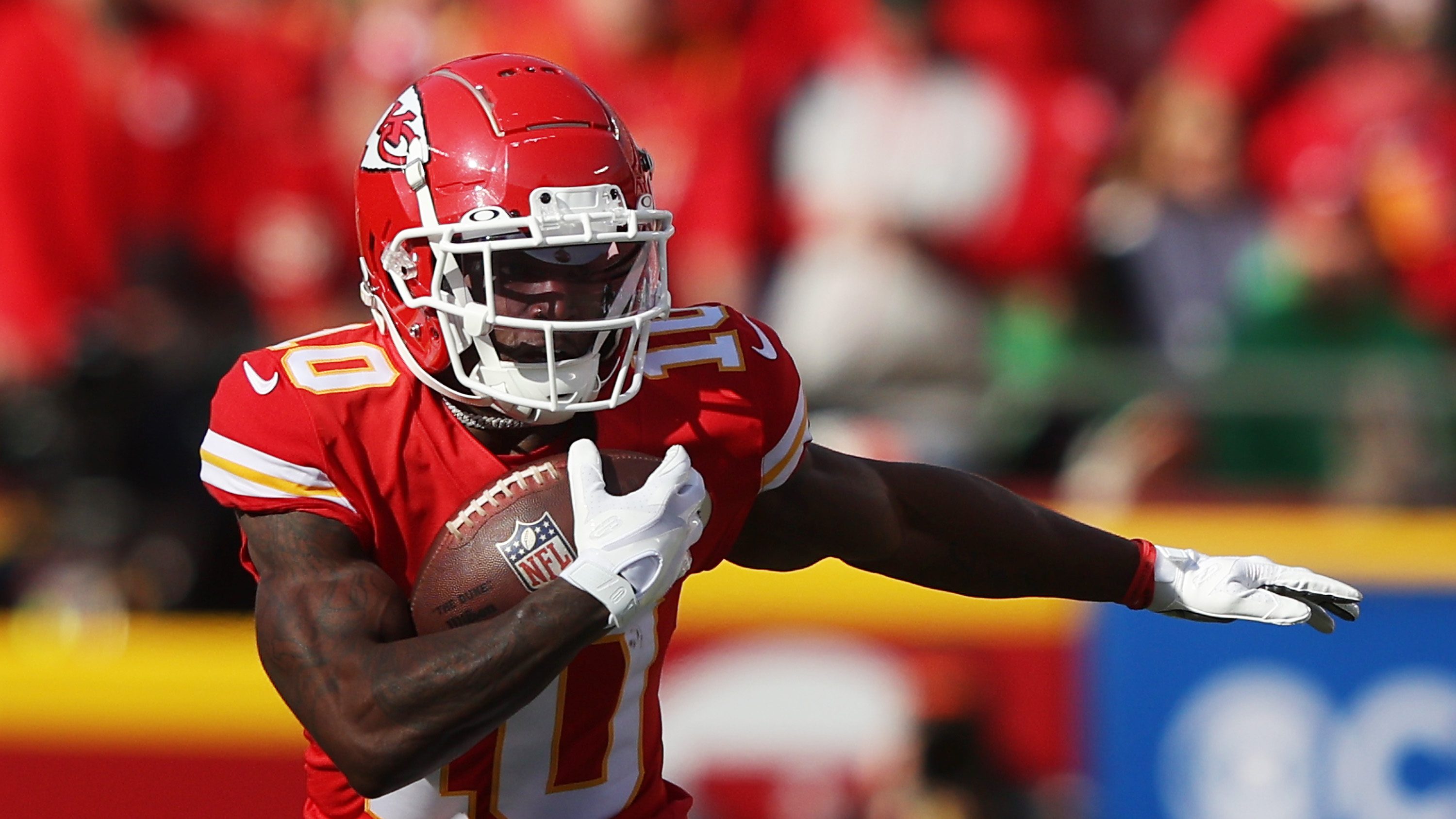 Video: Tyreek Hill loses to surprising player in Pro Bowl Skills race