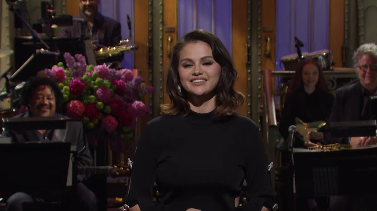 Selena Gomez Imitates Miley Cyrus in SNL Monologue