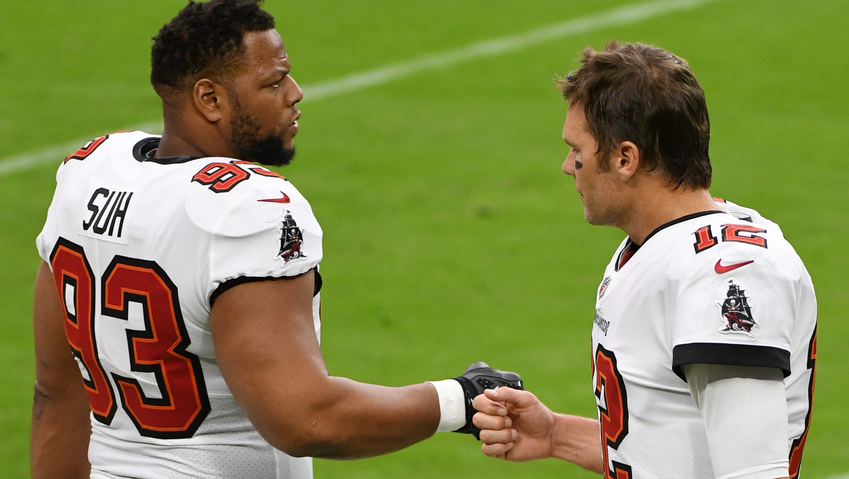 Ndamukong Suh heads to Bucs after one-year stint in L.A. 