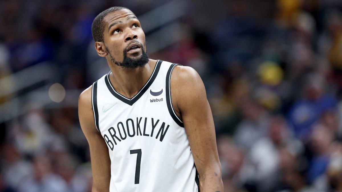 Kevin Durant takes break from trade talks to show off softball skills