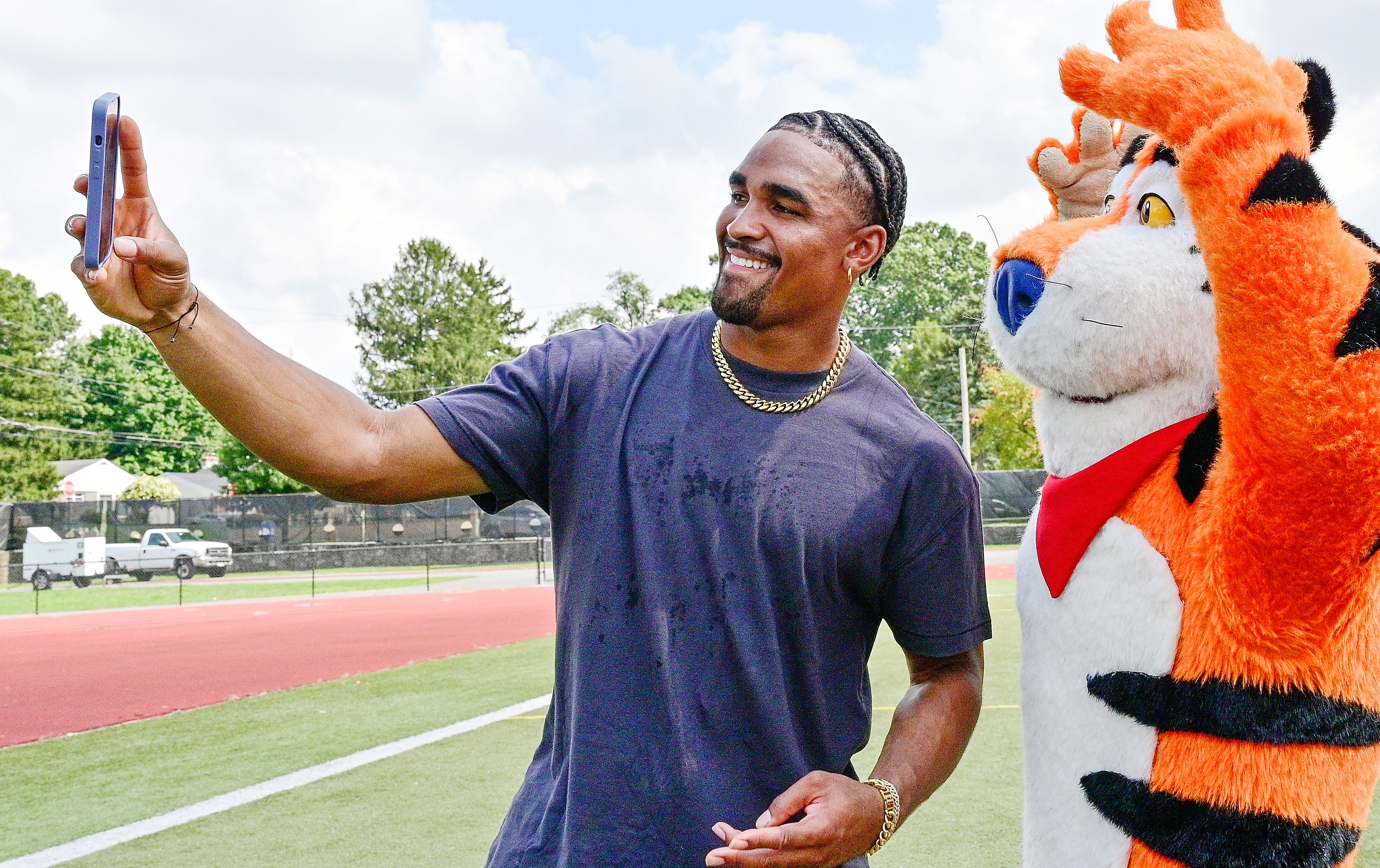 Jalen Hurts surprises young athletes at football game as Kellogg's