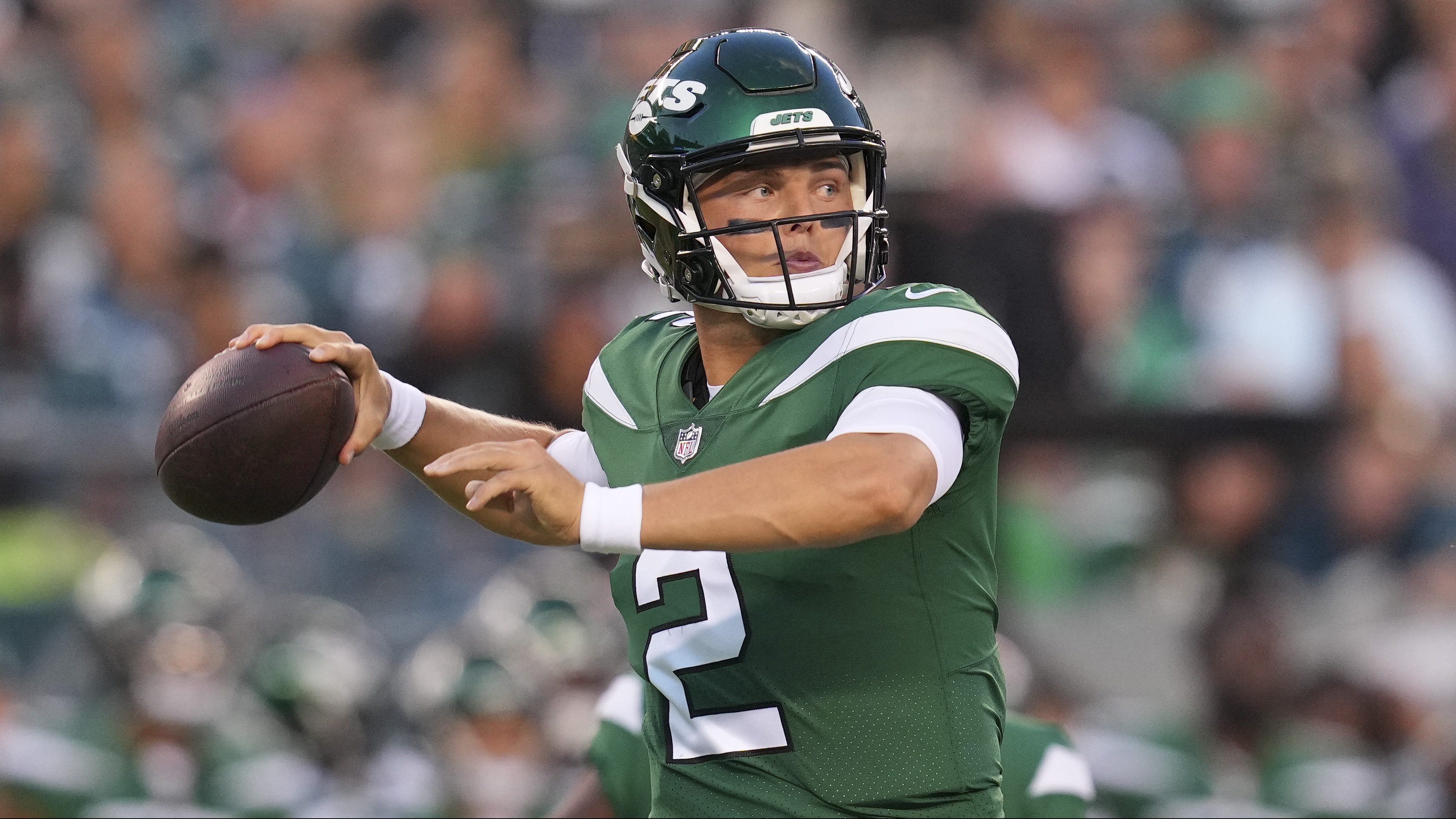 New York Jets quarterback Joe Flacco (19) warms up before playing against  the Buffalo Bills in