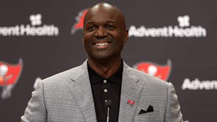 Record-Setting Quarterback Returns to Buccaneers